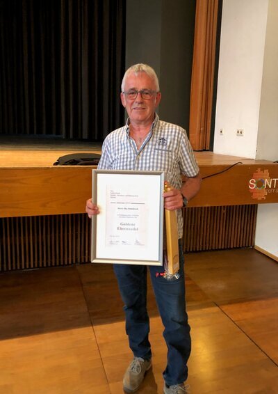 Goldene Ehrennadel an Jörg Bommhardt Goldene Ehrennadel